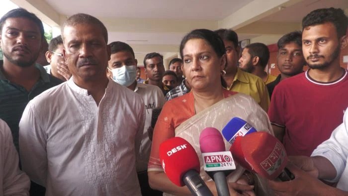 ঢাকায় ফেরার পথে অবরোধের মুখে ৪ উপদেষ্টা